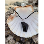 Pendentif Obsidienne noire création Magic Gaïa sur coquille et rochers bretons, pierre percée repolie au noir volcanique.