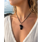Pendentif Obsidienne noire porté en bord de mer, cordon noir naturel, bijou Magic Gaïa pour force intérieure et clarté.