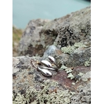 Bague acier inoxydable argenté posée en décor naturel, forme triple goutte brillante pour une main élégante.