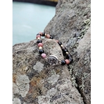 Bracelet en Rhodonite et Tourmaline Noire présenté en lumière naturelle, perles contrastées rose et noir avec cabochon central.