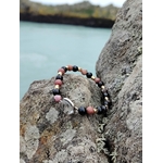 Bracelet création Magic Gaïa en Rhodonite et Tourmaline Noire, cabochon rond argenté et perles dorées sur montage élastique.