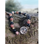 Bracelet Rhodonite et Tourmaline Noire création Magic Gaïa sur écorce, perles roses et noires avec cabochon central argenté.