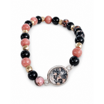 Bracelet Rhodonite Tourmaline Noire détouré sur fond blanc, perles roses et noires, séparateurs dorés et cabochon rond argenté.