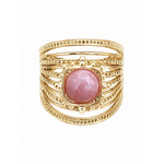 Bague dorée multi-rangs sur fond blanc, avec pierre rose ronde au centre et monture travaillée au style élégant.