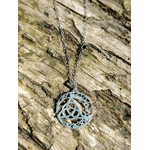 Pendentif Triquetra Lune argent 925 sur écorce, chaîne argentée et motif celtique ajouré en croissant.