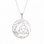 Pendentif Triquetra Lune argent 925 détouré sur fond blanc, bijou celtique ajouré avec chaîne argentée.