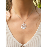 Pendentif Triquetra Lune porté au cou, argent 925 ajouré avec croissant lunaire et symbole celtique.