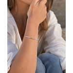 Bracelet Améthyste porté au poignet, perles lilas facettées, chaîne dorée et breloque centrale pour calme intérieur.