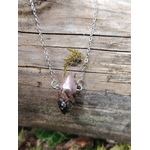 Pendentif pointe Rhodonite sur bois naturel avec chaîne argentée en acier inoxydable, pierre rose veinée pour réconfort et douceur du cœur.