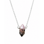 Pendentif pointe Rhodonite détouré sur fond blanc, chaîne en acier inoxydable argenté et pierre naturelle rose marbrée.