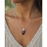 Pendentif pointe Rhodonite porté au cou, chaîne argentée et pierre rose veinée pour apaisement émotionnel et amour de soi.
