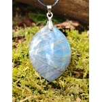 Pendentif labradorite marquise suspendu devant la mousse, éclats bleu clair et présence apaisante en décor breton.