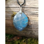 Pendentif labradorite marquise posé sur bois clair, nuances bleu pâle et gris minéral dans une ambiance forêt bretonne.
