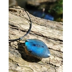 Pendentif labradorite marquise couché sur écorce, flash bleu intense et cordon noir pour un style naturel et protecteur.