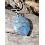 Bijou labradorite marquise sur bois en lumière naturelle, reflets bleu gris et aspect poli pour clarté intérieure.