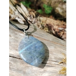 Labradorite marquise sur cordon noir, photographiée sur bois au soleil avec reflets doux et énergie de recentrage.