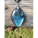 Pendentif labradorite marquise aux reflets bleus sur bois et mousse en décor naturel breton, bijou minéral pour intuition.