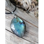Labradorite marquise sur bois vieilli, reflets turquoise et bleu profond avec bélière argentée pour élégance mystique.