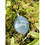 Pendentif labradorite marquise entouré de mousse bretonne, pierre bleu gris sur cordon avec vibration de sérénité.