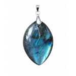 Pendentif labradorite marquise détouré sur fond blanc, pierre naturelle sombre aux éclats bleutés avec bélière argentée.