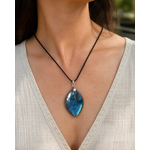Pendentif labradorite marquise porté sur cordon noir, reflets bleus lumineux au creux du cou pour une allure naturelle.
