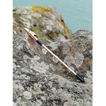 Aide fermoir pour bracelet rose doré posé sur roche en bord de mer breton, accessoire pratique pour attacher ses bijoux seule.
