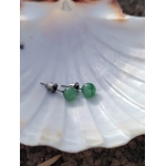 Puces Aventurine Verte 6 mm présentées sur coquille blanche, bijou en pierre naturelle associé au calme intérieur.
