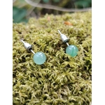 Boucles d’oreilles Aventurine Verte installées dans la mousse bretonne, perles vert tendre au style naturel.