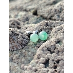 Boucles d’oreilles Aventurine Verte sur roche coquillée en bord de mer breton, petites puces vertes en inox 304.