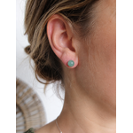 Boucle d’oreille Aventurine Verte 6 mm portée en gros plan, puce naturelle lumineuse pour confiance et douceur.