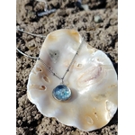 Collier Apatite en paillettes sur roche naturelle, pendentif rond argenté aux reflets bleus cristallins.