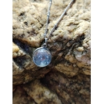 Collier Apatite en paillettes Création Magic Gaïa sur décor naturel breton, pendentif bleu argenté avec chaîne inox.