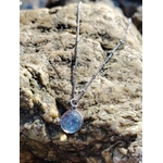 Collier cabochon Apatite en paillettes sur décor clair, bijou bleu argenté délicat pour une tenue élégante.