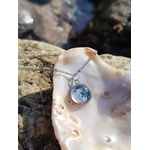 Pendentif Apatite bleu pailleté en gros plan, création Magic Gaïa avec cabochon argenté et chaîne inox.