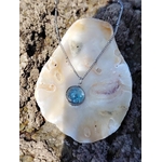 Collier Apatite en paillettes posé sur coquille blanche, cabochon rond bleu argenté avec chaîne acier inoxydable.