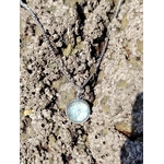 Collier Apatite en paillettes sur roche claire en bord de mer, pendentif bleu givré avec chaîne acier inoxydable.
