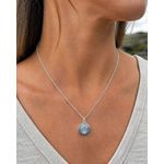 Collier Apatite en paillettes porté au cou, pendentif rond bleu argenté sur chaîne acier inoxydable avec haut gris clair.