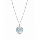 Collier Apatite en paillettes porté au cou, cabochon rond bleu lumineux sur chaîne fine en acier inoxydable.