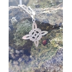 Pendentif Nœud de Sorcière en gros plan sur décor minéral, motif argenté ciselé pour une allure spirituelle.