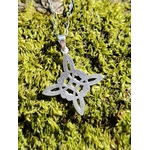 Nœud de Sorcière argent 925 sur mousse verte, pendentif fin et ajouré associé à la protection symbolique.
