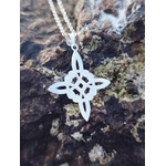 Bijou Nœud de Sorcière en argent 925 sur roche sombre, pendentif ajouré aux détails délicats et mystiques.