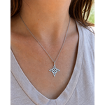 Pendentif Nœud de Sorcière porté au cou sur chaîne argentée, bijou discret en argent 925 avec haut clair.
