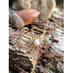 Bague dorée ajustable sur écorce naturelle, soleil travaillé avec cabochon blanc nacré au centre.