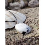 Pendentif Péristérite sur roche coquillée bretonne, pierre blanche percée liée à la confiance dans ses ressentis.