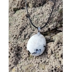 .Pendentif Péristérite dans une coquille nacrée en bord de mer breton, bijou minéral pour lâcher-prise spirituel.