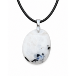 Pendentif Péristérite détouré sur fond blanc avec cordon noir, pierre ovale percée aux nuances blanches et bleutées.