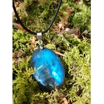 Bijou en Labradorite bleue Magic Gaïa, pendentif ovale à reflet nordique, cordon noir et bélière argentée pour intuition et protection symbolique.