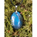 Pendentif Labradorite bleue en pierre naturelle, forme ovale polie avec reflets profonds, monté sur cordon noir pour un style sobre.