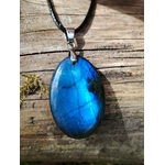 Pendentif Labradorite bleue ovale sur bois naturel, reflet bleu intense, cordon noir et bélière argentée pour protection et intuition.