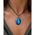 Pendentif Labradorite bleue porté sur cordon noir, pierre ovale aux reflets lumineux au creux du cou pour clarté et présence minérale.